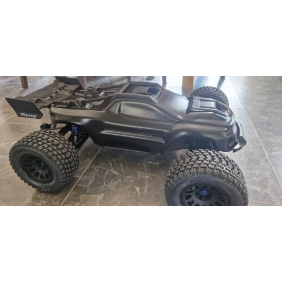 Basherbodies Dirt crusher past op de XRT wit